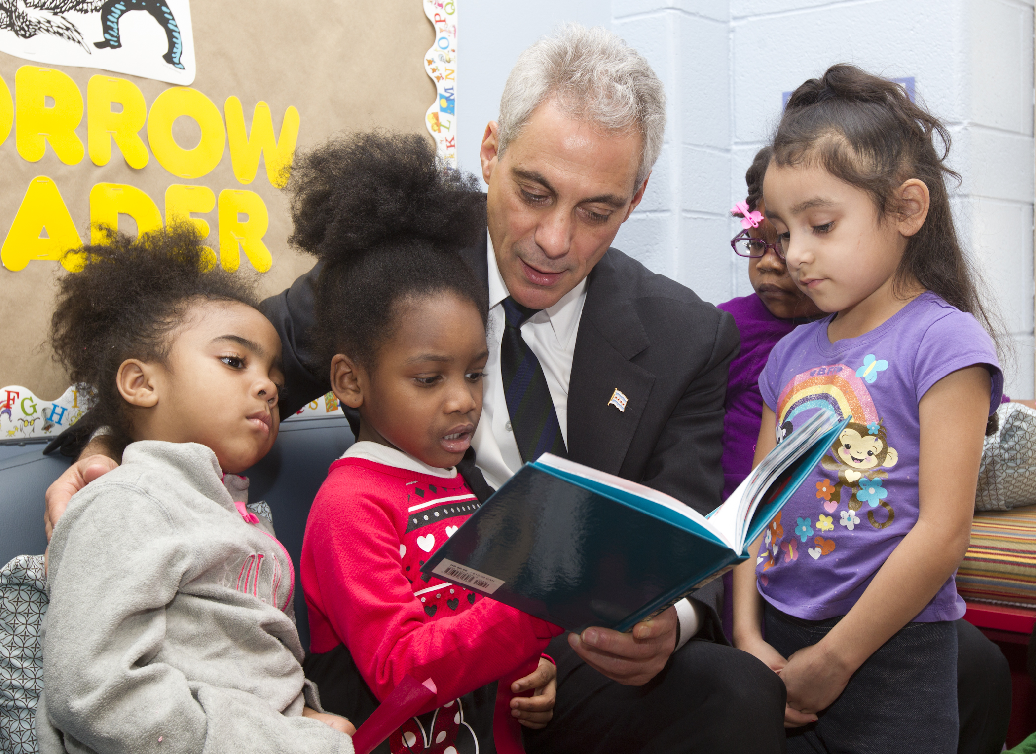 Mayor Emanuel reads to children at Metropolitan Family Services Learning and Wellness Center 